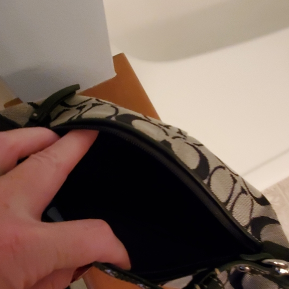 COACH HAND BAG - Picture 2 of 3